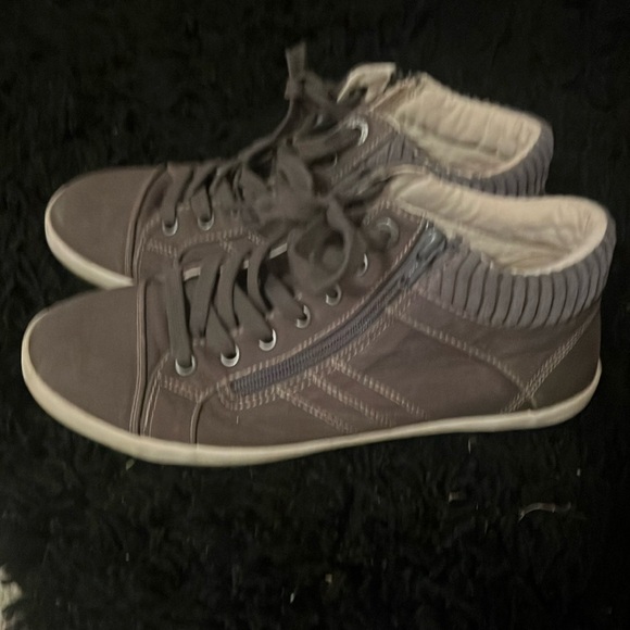 Shoes - Women’s 9.5 Gray Taos Canvas Sneaker
Great Condition. Fits like a 9